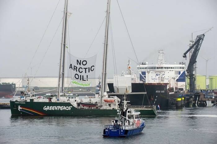 O capitão foi o único a bordo do Rainbow Warrior a ter sido detido, e o petroleiro, que transporta a primeira carga de petróleo offshore do Ártico, conseguiu finalmente ancorar sem problemas, acrescentou.

O ativista Willem Wiskerke tuitou a partir do "Rainbow Warrior" que a polícia havia detido brevemente a tripulação no refeitório do barco.O Greenpeace protesta com esta ação contra a exploração de hidrocarbonetos no Ártico, zona de ecossistemas frágeis. Seus ativistas abriram uma bandeira com a inscrição "Não ao petróleo do Ártico" no casco do petroleiro. No total, cerca de 80 ativistas participaram da operação.O capitão do "Rainbow Warrior" é Peter Wilcox, um dos 30 ativistas do Greenpeace detidos pelas autoridades russas em setembro quando realizavam uma ação contra uma plataforma petroleira do grupo russo Gazprom.



O Mikhail Ulianov transportava uma carga procedente da plataforma ártica Prirazlomnaya, contra a qual estava dirigida a ação do Greenpeace de setembro. Esta carga foi comprada pelo grupo francês Total, acusado pelo Greenpeace de hipocrisia, já que seu presidente, Christophe de Margerie, afirmou em 2012 que não exploraria a região devido a sua fragilidade