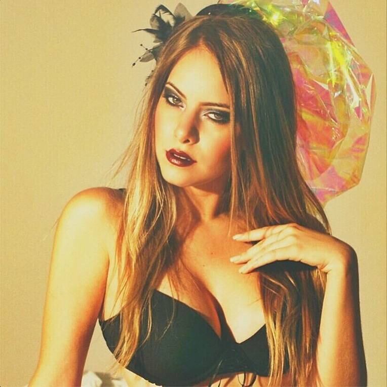 Vanessa é modelo e esbanja beleza mesmo após a gravidez