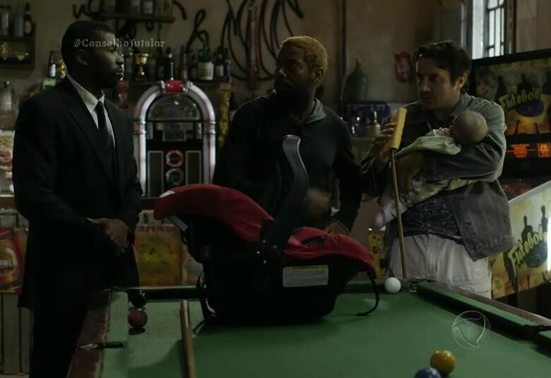 Ele fugiu e foi ao encontro do traficante que venderia o bebê. Estava quase tudo fechado, mas Sereno e o motorista Edésio conseguiram impedir a ação 