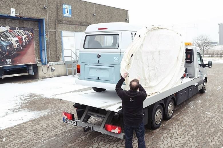 Após o primeiro lote acabar rapidamente, a Volkswagen optou por dobrar a produção da Kombi Last Edition

RELEMBRE A HISTÓRIA DA VAN MAIS CARISMÁTICA DE TODOS OS TEMPOS

Saiba tudo sobre carros! Acesse R7.com/carros