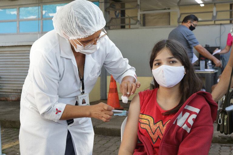 Jovem de 11 anos vacinada no DF