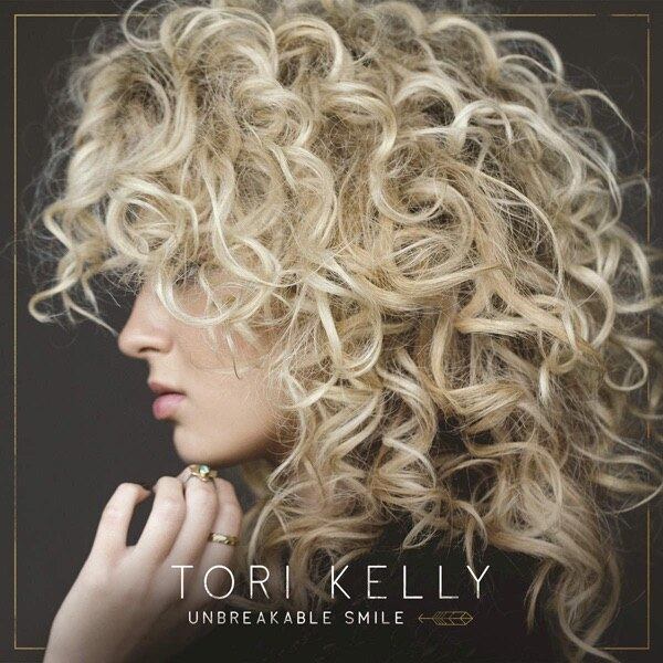 Tori Kelly
Que vozeirão! Só assim a gente pode começar a falar da loira que pegou o mundo da música de surpresa com excelentes canções como Nobody Love e Should've Been Us. Sob os cuidados do empresário responsável por nomes como Justin Bieber e Ariana Grande, Tori logo emplacou apresentações em grandes premiações como o VMA e o EMA e arrancou elogios dos críticos com sua voz poderosa. Ela está indicada como Artista Revelação no Grammy 2016