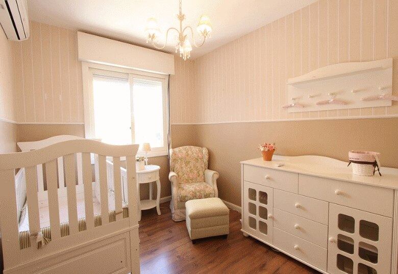 Segundo a designer de
interiores, Fernanda Melo, o primeiro ponto que deve ser levado em consideração
é a dimensão do quarto: “A partir disso, que será definido o tamanho dos móveis”.
Essa definição, aliás, merece atenção, como explicam as arquitetas Camila Bortolli
e Tamiris Gasparotto, do Studiobg Arquitetura: “cores predominantes, móveis
funcionais, qualidade e, no caso específico de berços e alguns outros móveis,
certificados de segurança contam muito".