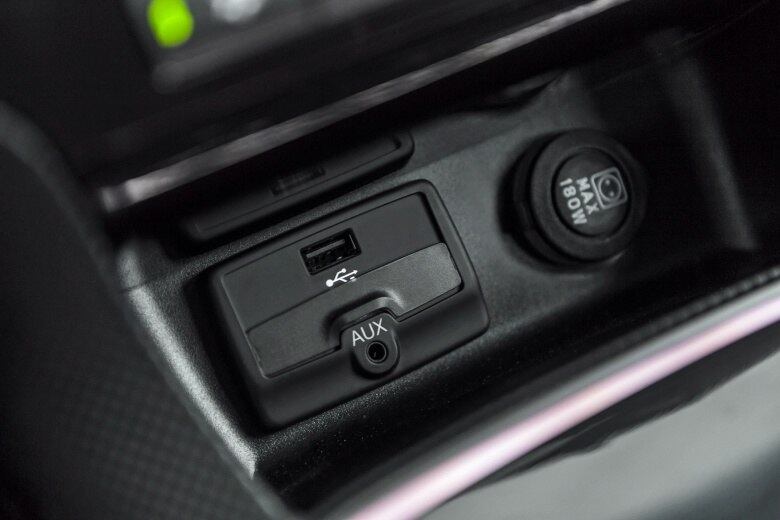 A porta USB e a entrada auxiliar ficam no porta-objetos à frente do câmbio, de fácil acesso