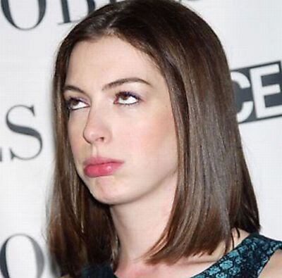 Anne Hathaway: fazendo careta, de Mulher-Gato, ela não tem nada

Divirta-se na página do R7 Humor  
