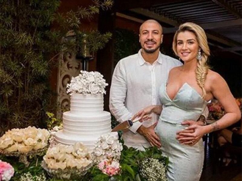 Fernando Medeiros e Aline Gotschalg

Os dois se casaram em outubro de 2015, na cidade natal da noiva, Belo Horizonte. Aline estava grávida de três meses do primeiro filho, Lucca
