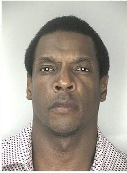 O ex-jogador de beisebol Dwight
Gooden foi acusado de agressão doméstica contra sua namorada, preso por dirigir
embriagado, por violar sua liberdade condicional e por fugir de um acidente de
trânsito 
