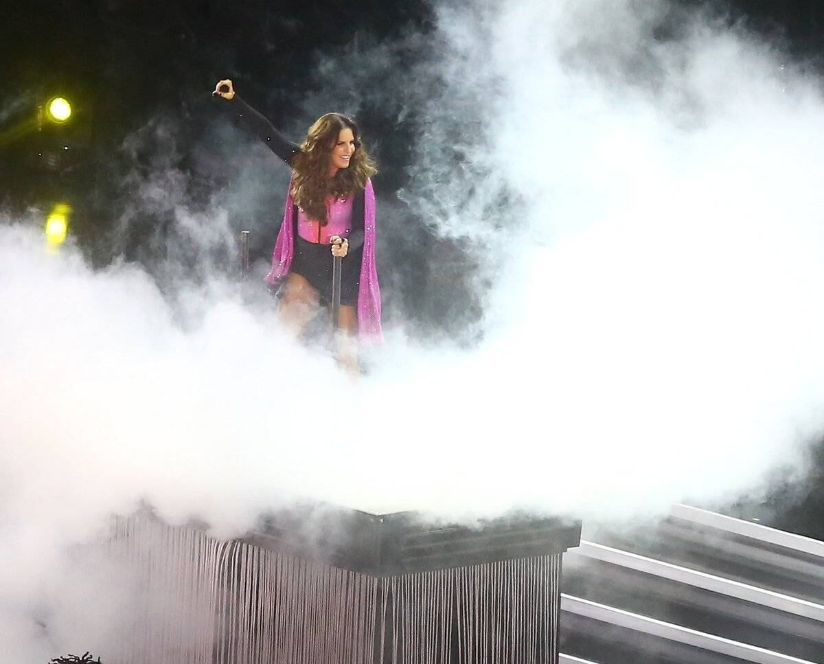 Neste sábado (14), Ivete Sangalo levou milhares de fãs, amigos e familiares para a Arena Fonte Nova, em Salvador. Comemorando 20 anos de carreira, a cantora gravou um DVD especial