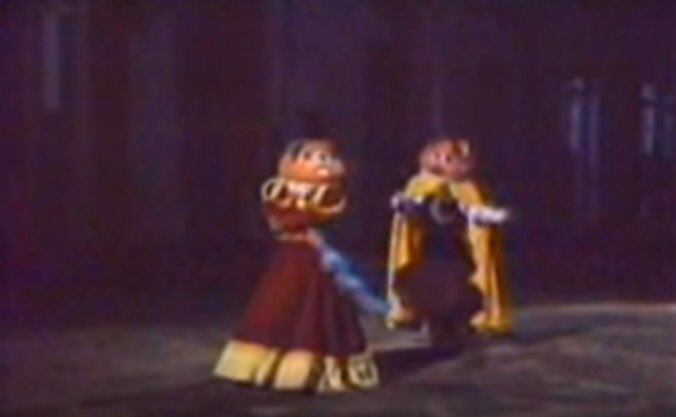 Laços pode ser pioneiro no uso de atores, mas a turminha já
teve outras adaptações ‘live-action’. Em 1978 foram produzidos dois episódios
com bonecos. O primeiro, Mônica e Cebolinha no Mundo de Romeu e Julieta, transportava
o clássico de Shakespeare para a cidade de Ouro Preto (MG) e o reinterpretava
com os personagens de Maurício de Sousa