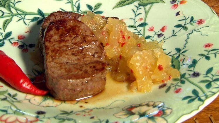 Medalhão de Filé com Geleia Abacaxi com Pimenta
Ingredientes:
450 g (3 medalhões) filé mignon
1 abacaxi pérola
1 xícara de açúcar
2 pimentas dedo-de-moça
Suco de 1 limão tahiti
1/4 xícara água
Modo de preparo (geleia)
Descasce, fatie e corte o abacaxi em cubos bem pequenos;
Pique as pimentas sem sementes.
Coloque em uma panela todos os ingredientes;
Ligue o fogo em alto;
Assim que ferver, abaixe o fogo e deixe cozinhando por 35 minutos, mexendo de vez em quando;
Vá retirando a espuma que se forma para obter uma geleia bem transparente;
Deixe esfriar e sirva em temperatura ambiente com os medalhões.
Modo de preparo (medalhões)
Esquente bem a frigideira;
Coloque um fio de azeite e acrescente os medalhões;
Tempere com sal e pimenta-do-reino;
Deixe fritar por 3 minutos de cada lado;
Leve ao forno preaquecido a 180º por 6 minutos e sirva acompanhado da geleia.