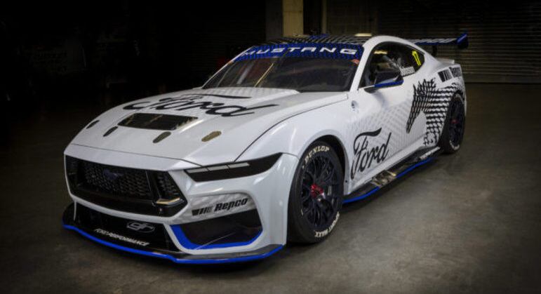 Ford Mustang feito para competição tem pintura nos tons de branco com adesivos de um cavalo em preto