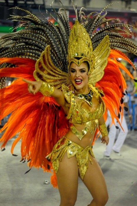 A atriz Paloma Bernardi mostrou que se preparou bem para o Carnaval e arrasou durante o desfile da Escola de Samba Grande Rio, no Sambódromo da Marquês de Sapucaí