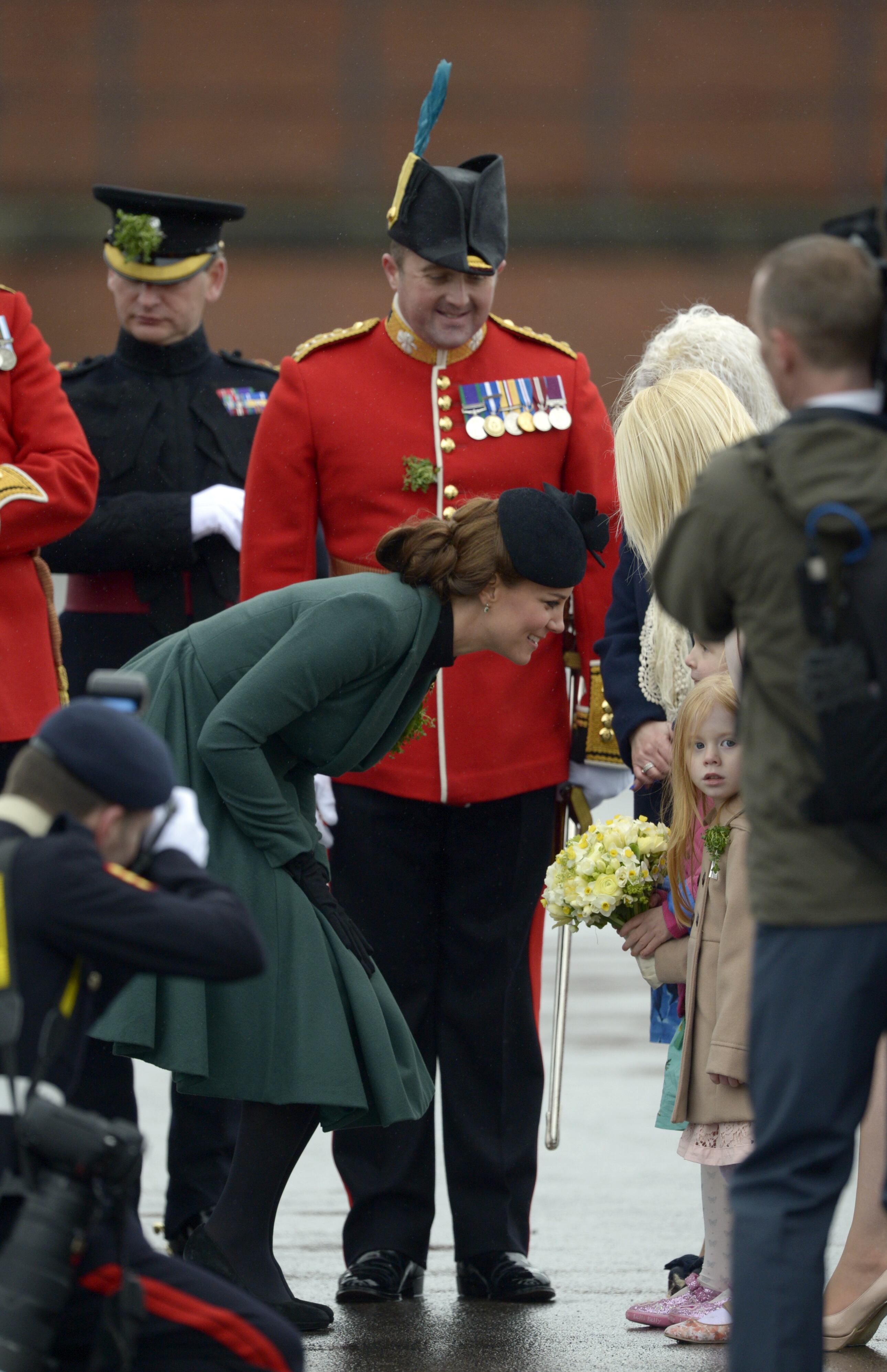 A duquesa conversou com uma criança durante a desfile