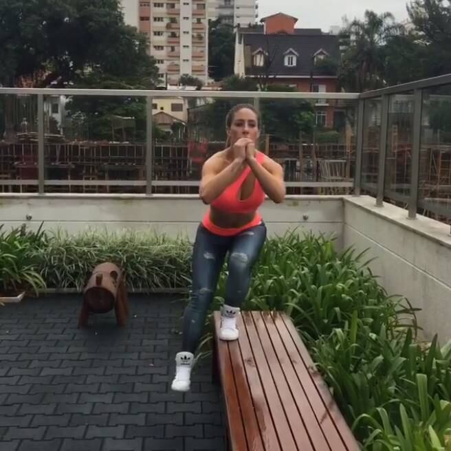 Parecido com vídeos
online, este sistema normalmente é livre apenas por um mês, mas a maioria
oferece treinos por um período experimental, então você pode tentar seguir
treinos de graça por algumas semanas