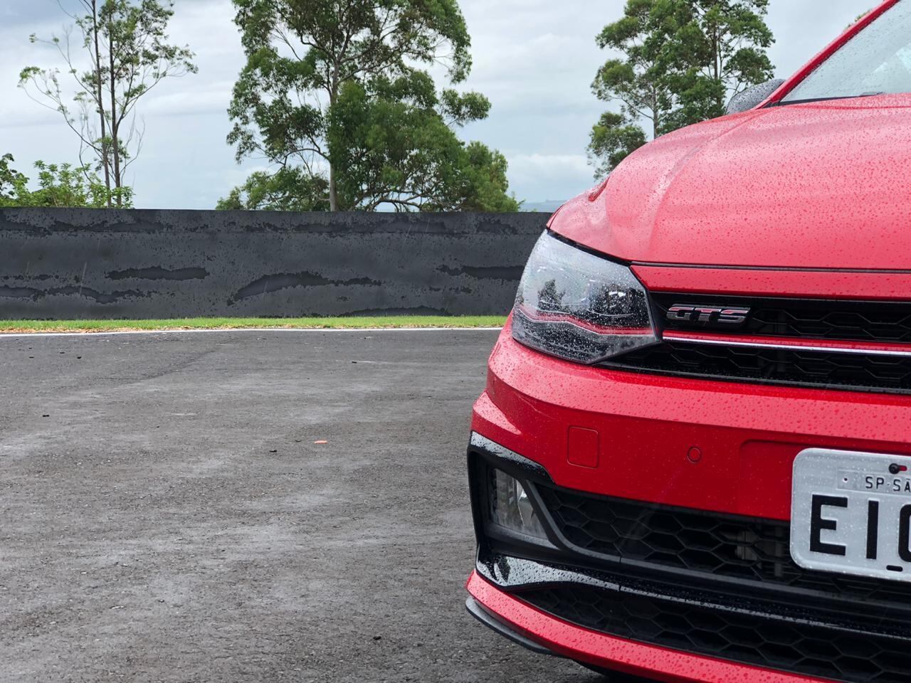 Na versão testada, o carro tem em seu interior o painel totalmente digital (Active Info Display)