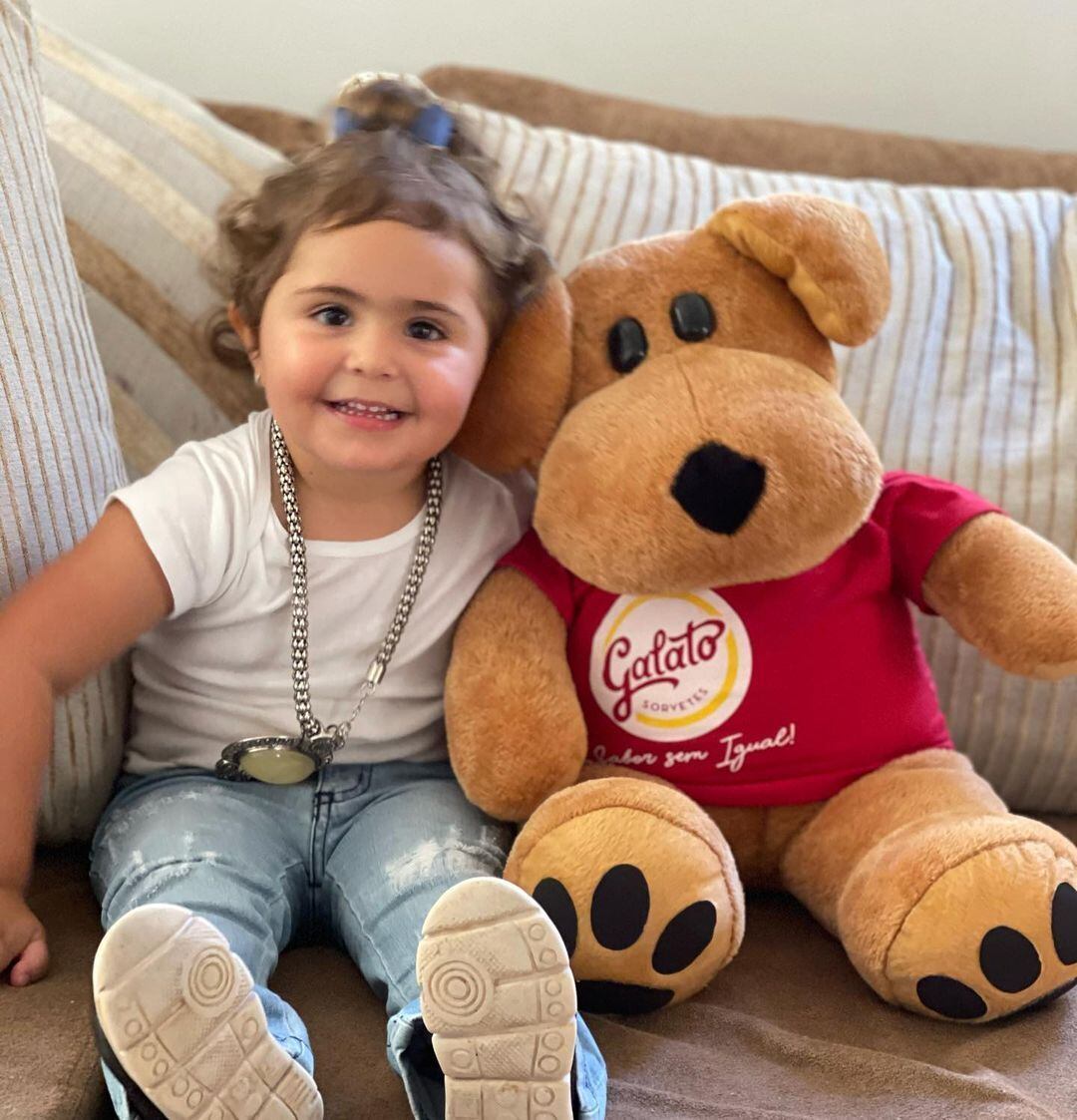 Outro clique fofo de Maitê é este, em que a menina aparece ao lado de um ursinho de pelúcia