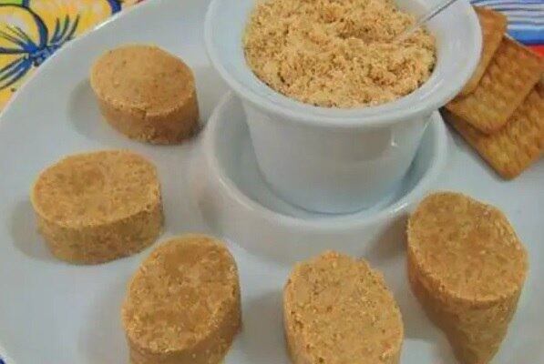 Ao lado do milho, o amendoim também reina em diversas guloseimas servidas nas quermesses. Aqui, ele entra no preparo da irresistível paçoca. Nesta receita, o amendoim torrado e o açúcar formam a base e o leite condensado dá o toque diferente, veja como fazer