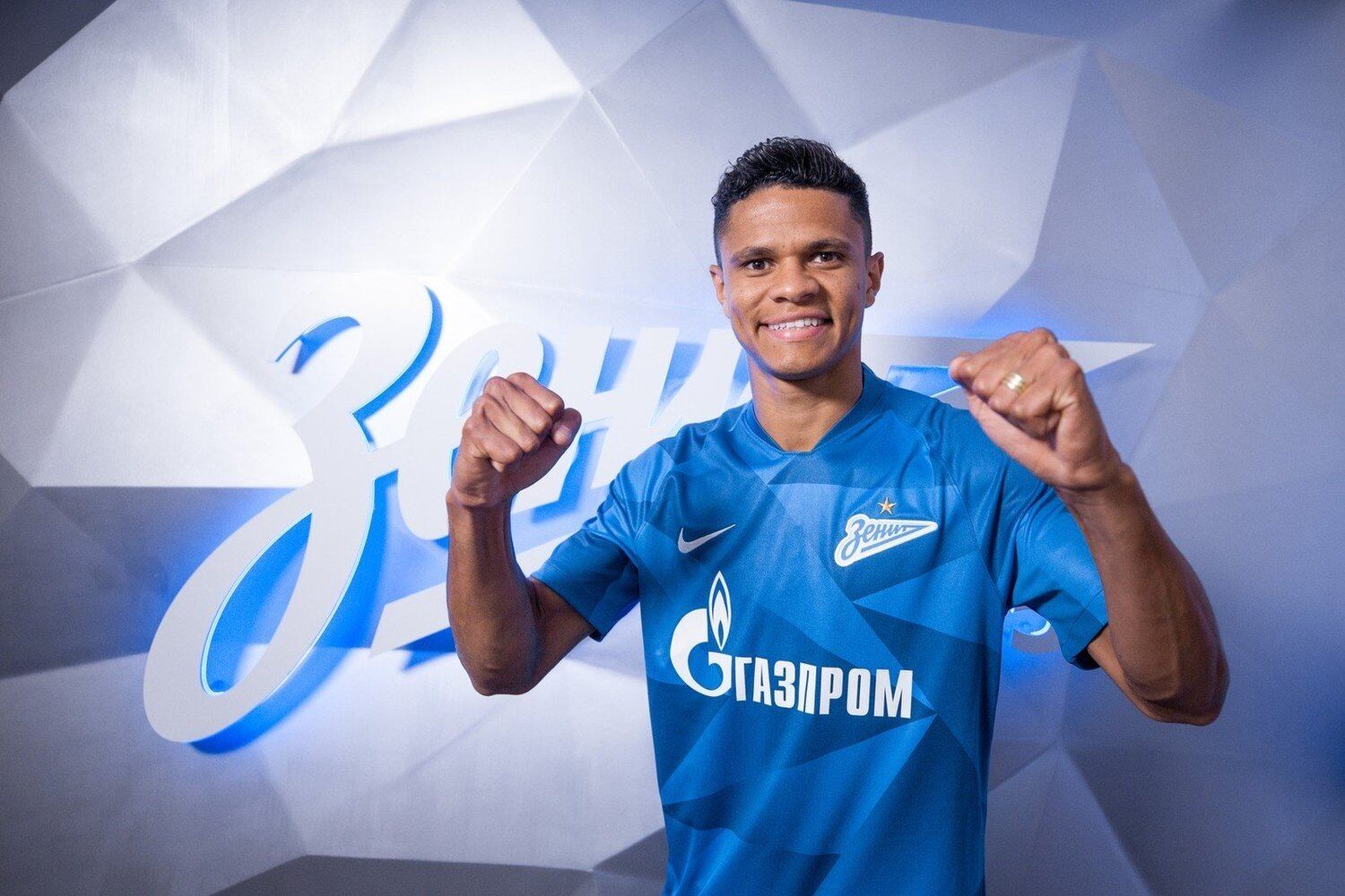 Douglas Santos - brasileiro - lateral-esquerdo - 27 anos - Zenit (RUS) - Contrato até 30/06/2026 - valor de mercado: 16 milhões de euros (R$ 89,6 milhões)