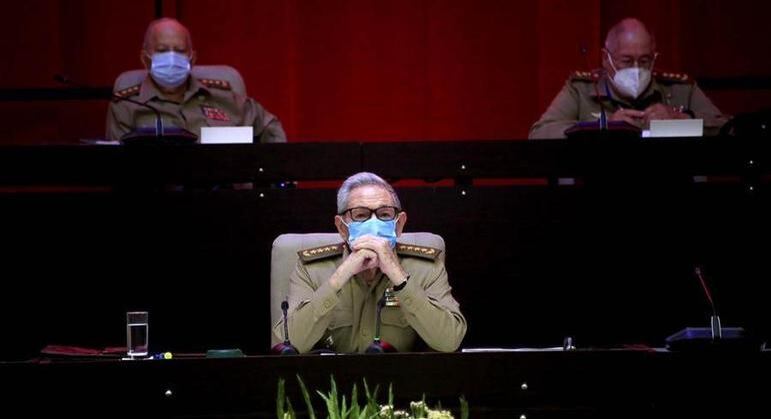 O ex-presidente Raúl Castro assiste a congresso do Partido Comunista em Havana