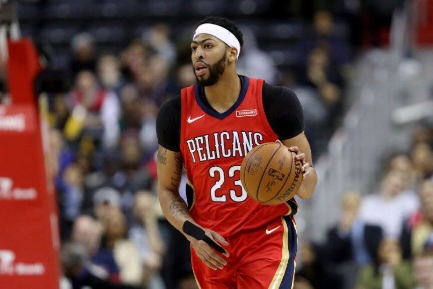 O ala-pivô Anthony Davis acertou com o Los Angeles Lakers. O jogador foi trocado pelo New Orleans Pelicans, que recebeu Lonzo Ball, Brandon Ingram, Josh Hart e escolhas de Draft para os próximos anos. Desde a última temporada o atleta demonstrou desejo de ser trocado para a franquia da Califórnia e atuar ao lado do astro LeBron James.