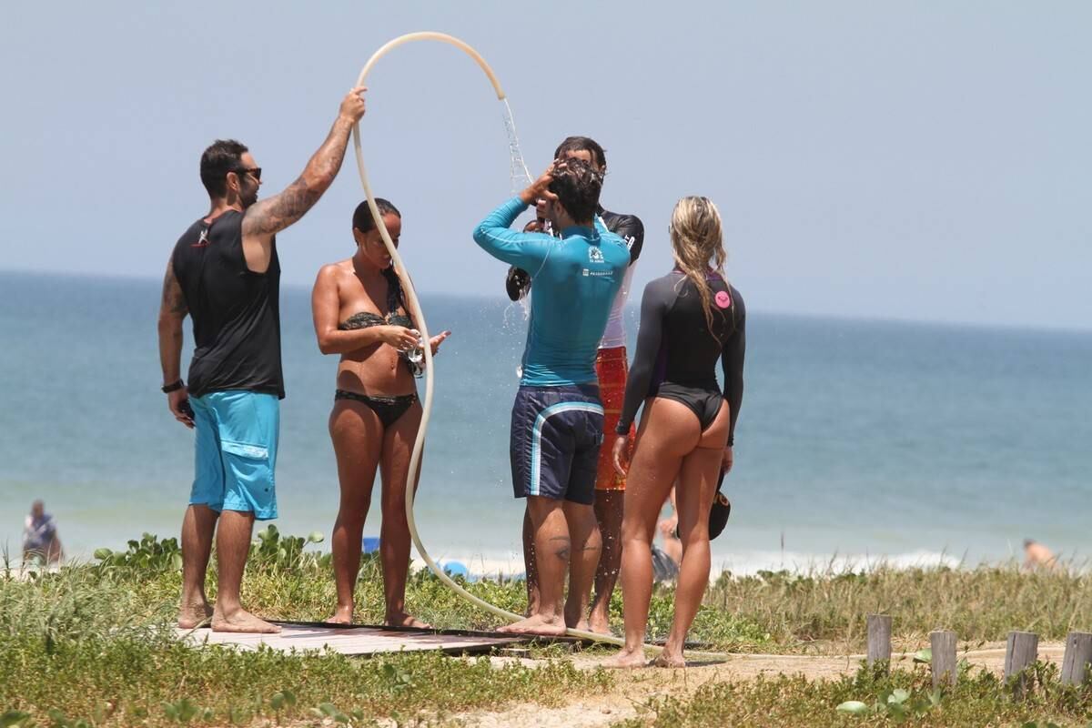 Bruno Gagliasso e Ricardo Pereira praticam stand up paddle na praia da Barra da Tijuca, no Rio