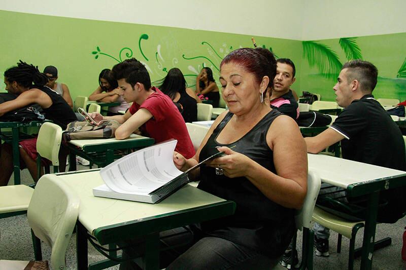 — Sempre quis estudar. Aprendi a ler sozinha. Hoje tenho três filhos formados na faculdade. A escola é tudo. Se você não saber ler e escrever você é cego