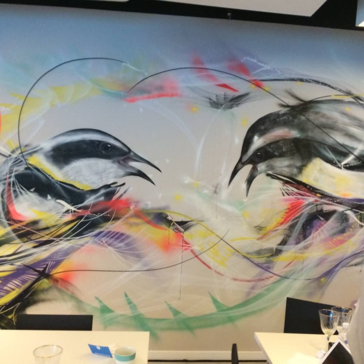 Ao todo, são cinco grafites diferentes com alusões a pássaros no escritório todo. Esse aqui fica em uma sala para reuniões e apresentações do escritório