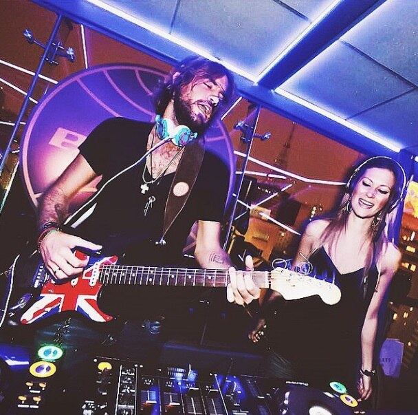 Nas apresentações com a bela Pietra, Mario, inclusive, toca guitarra 