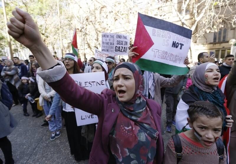 Em Sydney, na Austrália, pró-palestinos levaram bandeiras da Palestina e gritaram palavras de ordem contra o governo de Israel