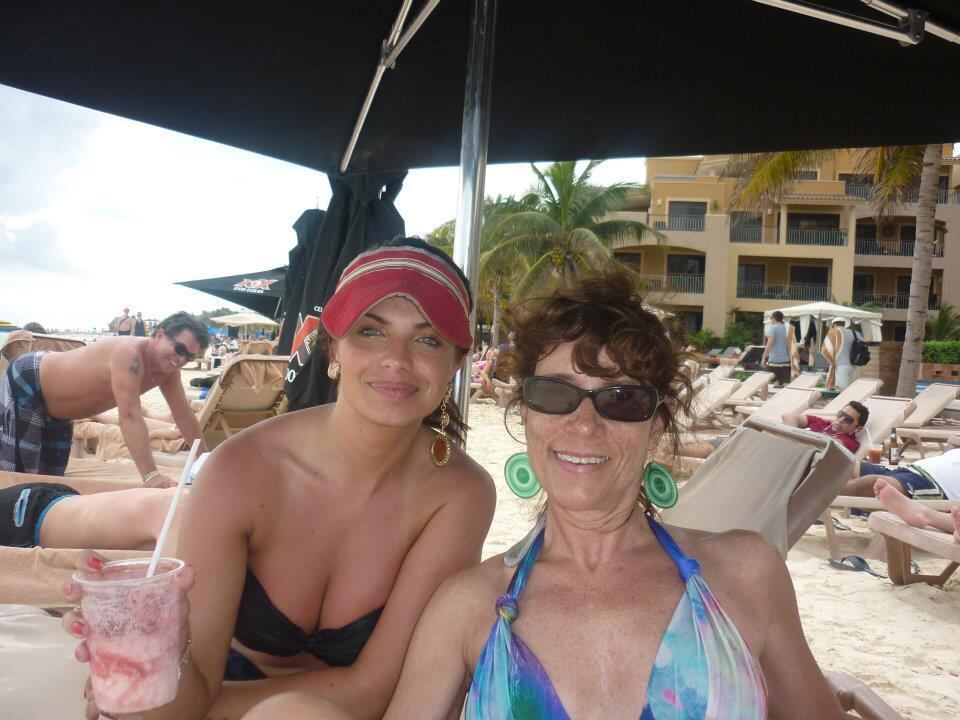 Sobre a briga com Thiago Servo, a mãe de Veridiana revelou
certa mágoa com o peão.



— Com todo o respeito, ele é grosseiro e não tem respeito pelas
mulheres. Não sei se é assim sempre, eu o admiro como cantor, mas ele é
agressivo de certa maneira. Foi agressivo com a própria companheira [Ana Paula
Minerato], e isso a Veri  detesta: desrespeito
contra mulheres e com crianças