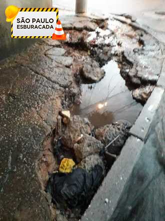 Robson Galdino, morador do Jardim Nossa Senhora do Carmo, registra calçada abandonada. Os motoristas reclamam que os buracos podem provocar a quebra de suspensão do carro, desgaste de pneus e até mesmo acidentes