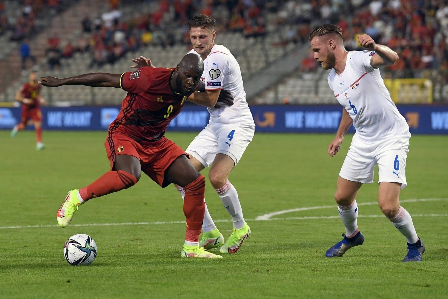 Os demais jogos deste domingo (5) terminaram com placares elásticos. A Bélgica venceu a República Tcheca por 3 a 0, com gols de Lukaku, Saelemaekers e Hazard