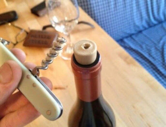 Esse se ferrou! Foi tentar impressionar a namorada com o vinho e se deu mal