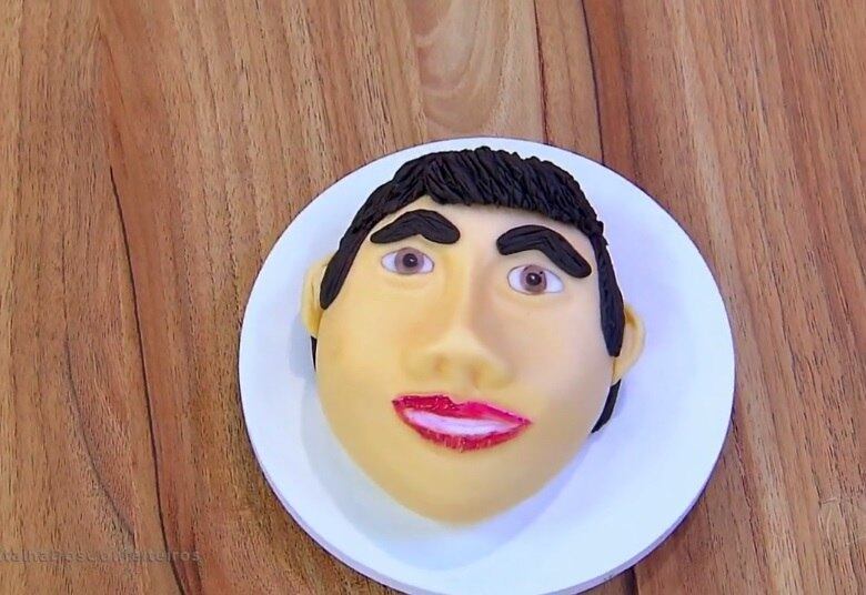 O Cake Boss não conseguiu esconder o espanto ao ver o trabalho de Rita. "Parece uma Drag Queen", brincou. "Está um trabalho limpo e simétrico, mas bem cartunesco", avaliou Rick. Com bom humor, a confeiteira pediu desculpas ao apresentador pelo resultado