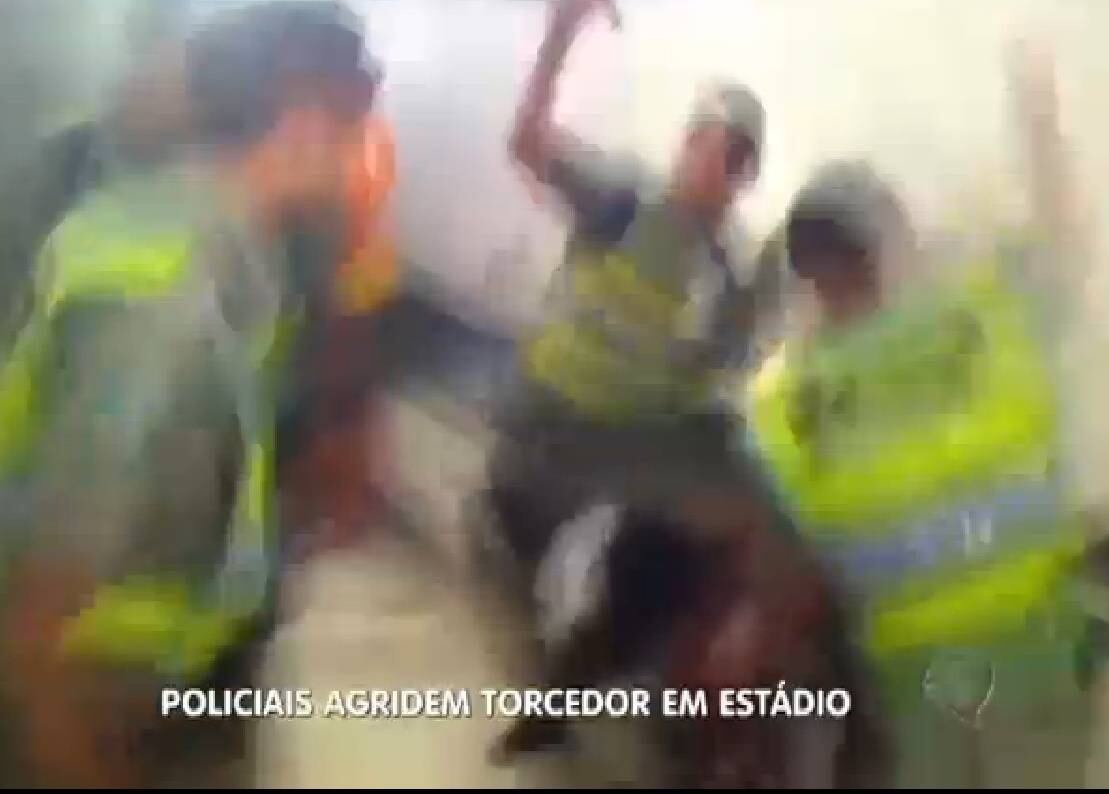 Policiais foram flagrados batendo em torcedor em banheiro
