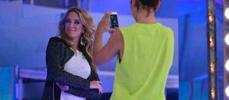 Ticiane Pinheiro faz pose para sua maquiadora durante coletiva de imprensa do Domingo da Gente