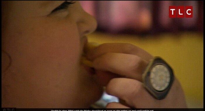 Como ela tem dificuldade até mesmo para ficar de pé, os pais mandam comida para o quarto da mulher, para que ela não precise se locomover.



— Como eu não consigo levantar, meus pais preparam os pratos e levam até o quarto para mim. Eles tentam me ajudar, mas na verdade aumentam ainda mais o meu vício