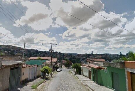 Corpo de homem apedrejado foi encontrado pela polícia na rua Monte Calvário