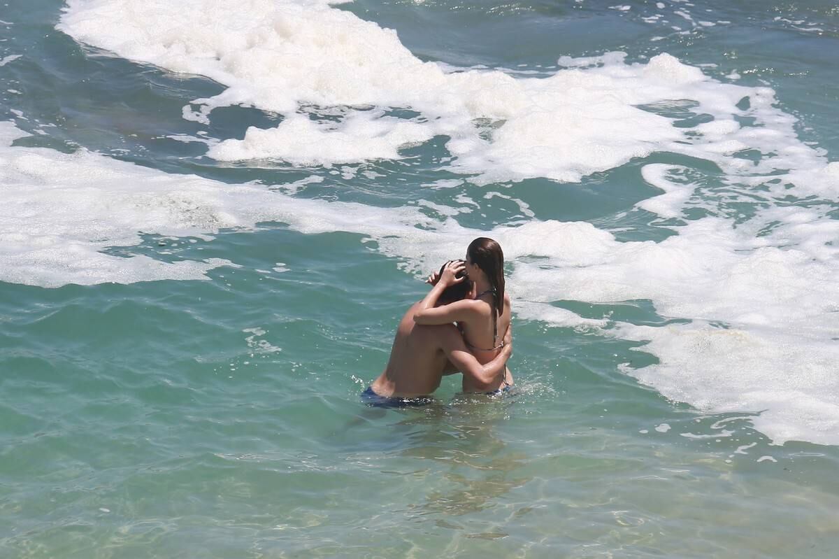 Nathalia Dill e Sérgio Guizé namoraram na praia