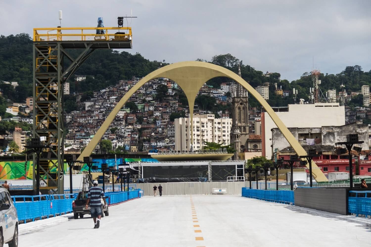 A vistoria foi realizada horas antes do início dos desfiles das escolas de samba da série A, que começam na noite desta sexta. O trânsito na região central tem interdições desde a noite desta quinta-feira (8), para a chegada dos carros alegóricos ao sambódromo. Leia mais