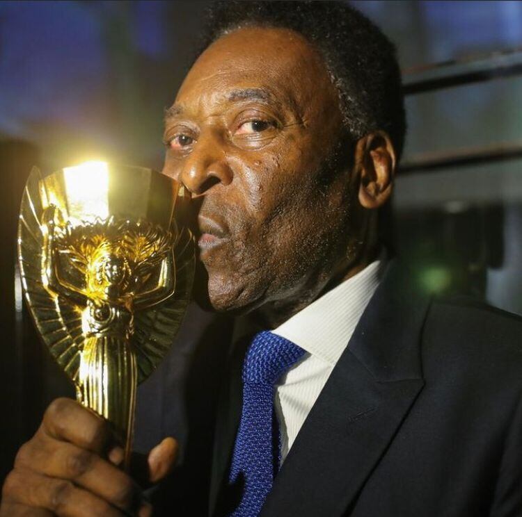 Pelé foi um dos jogadores mais vencedores da história, chegando a conquistar duas Taças Libertadores pelo Santos, além de dois Mundiais Interclubes e seis títulos nacionais.