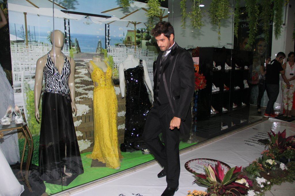 Diego, todo bonitão, desfilou de noivo 