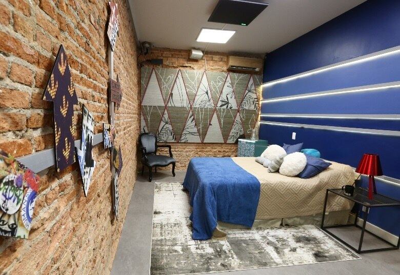 O mais novo reality show da Record TV, A Casa, estreia nesta terça-feira (27) e promete fortes emoções. A partir das 22h30 você vai acompanhar a disputa de cem pessoas por um prêmio de até R$ 1 milhão em uma casa projetada para apenas quatro pessoas. Veja os detalhes da mansão onde os confinados vão lutar pela sobrevivência na competição