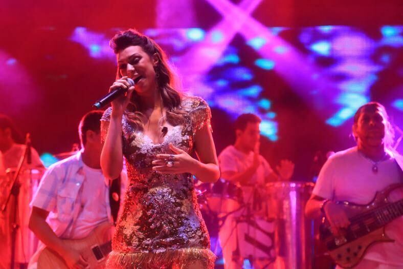 A cantora soltou a voz com os sucessos do grupo