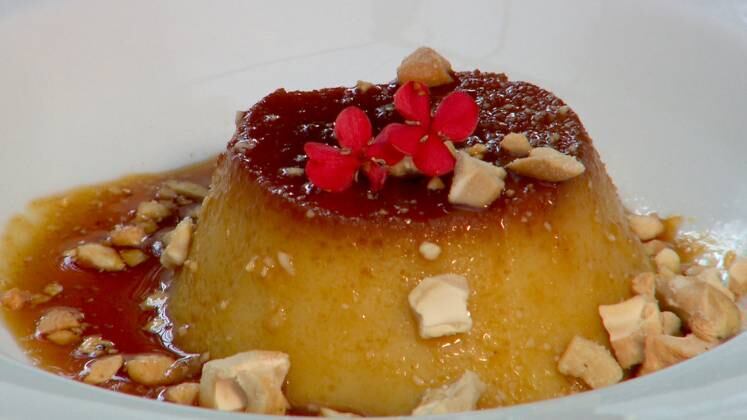 Pudim de Bocaiúva com Calda de Caramelo
Ingredientes Pudim
de Bocaiuva:
2
latas de leite condensado
2
medidas (lata) de leite integral
4
ovos
300g
de polpa de Bocaiúva
2
colheres (sopa) de farinha de trigo
Modo de preparo:
Bater
todos os ingredientes no liquidificador, até formar uma mistura homogênea;
Colocar
a mistura do pudim nas formas, que já devem estar com a calda de caramelo;
Assar
em banho-maria a 150 graus, por aproximadamente 1h30
Rendimento:
14 porções