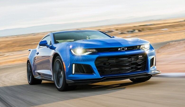 O cinquentão Chevrolet Camaro conheceu a versão mais rápida de todos os tempos do muscle car, o ZL1, que chegou a incrível marca dos 325 km/h; essa inédita marca aconteceu em uma pista de testes na Alemanha. A notícia de que o carro seria o mais rápido já fabricado do modelo já tinha sido revelado, porém, só depois desse teste que o resultado realmente foi cravado. Confira o que o Chevrolet Camaro ZL1 possui para chegar a esse posto 