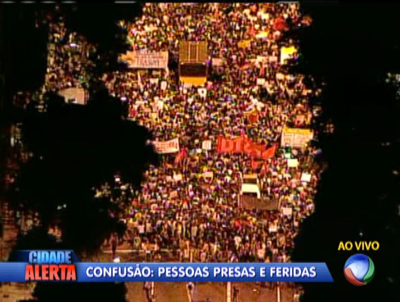 Manifestação desta quinta-feira fechou completamente a avenida Rio Branco, no centro do Rio