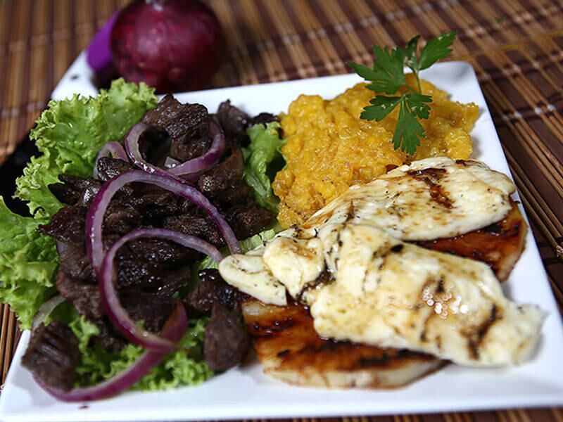 Lulas Bar
Prato- Filé do Chef: filé aperitivo com cebola frita acompanhado com banana cozida, abacaxi grelhado e queijo, servido com melaço.
Endereço: vila São Roque, 11 - Campinas de Brotas
