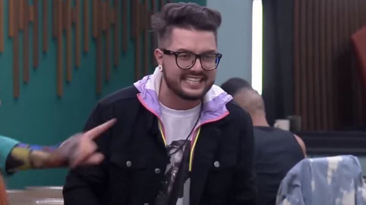 Cantor de sucesso fora da Mansão Power, dentro do reality show não poderia ser diferente! Sempre que tinha oportunidade, Pe Lanza dava uma palinha para o pessoal, cantando até sucessos da banda Restart. Mas nem todo mundo se agradava com isso, como Adryana, que chegou a suspeitar das intenções dele
