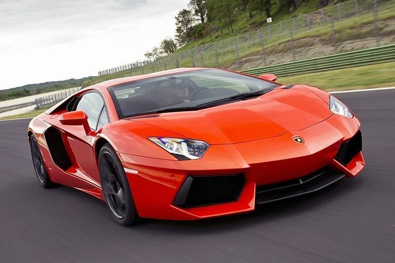 Carro mais caro do Brasil, o Lamborghini Aventador custa mais R$ 2,8 milhões no País. Lá fora ele é "menos caro", atraindo o jogador Cristiano Ronaldo e o rapper norte-americano Kanye West

Saiba tudo sobre carros! Acesse R7.com/carros


